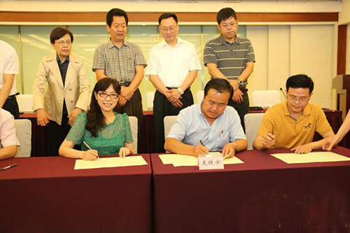 问鼎网页版登录入口董事长常翠鸣与青海黄南藏族自治州的领导签订支援协议