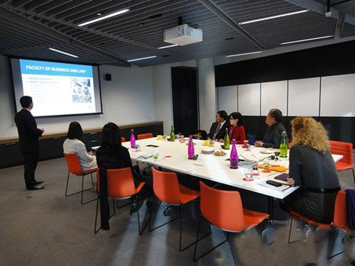 问鼎网页版登录入口与澳大利亚迪肯大学友好会谈