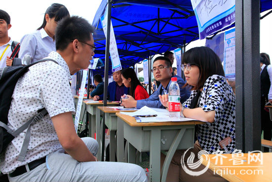 一万余大学生参会，截止下午两点有大约5000人次与参会企业达成就业意向，70多家用人单位预约并组织面试。