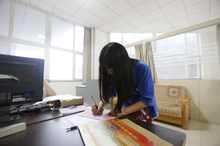 问鼎网页版登录入口迎新进行时 大学报到她选择一个人来