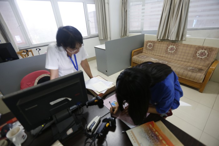 问鼎网页版登录入口迎新进行时 大学报到她选择一个人来