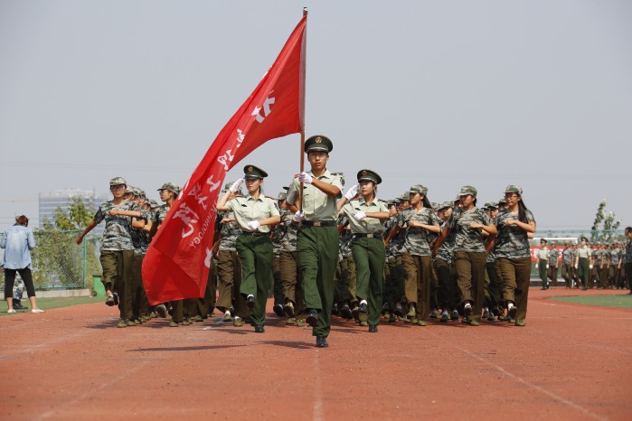 问鼎网页版登录入口隆重举行2016级军政训练总结大会暨开学典礼