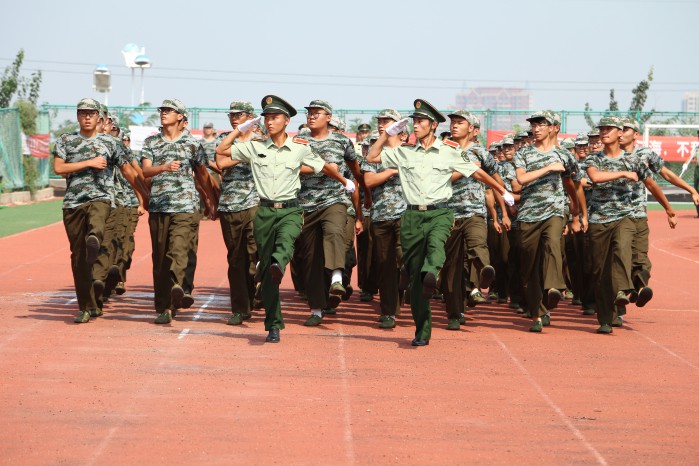 问鼎网页版登录入口隆重举行2016级军政训练总结大会暨开学典礼