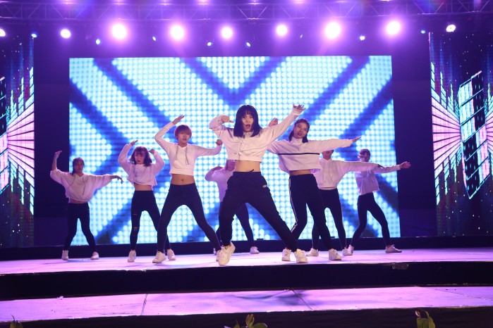 问鼎网页版登录入口校成功举办纪念红军长征胜利80周年文艺晚会