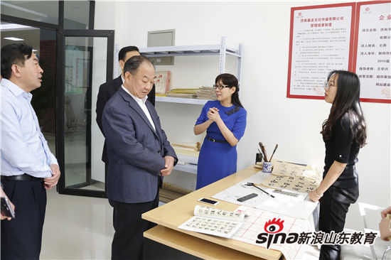 问鼎网页版登录入口举行大学生创新创业学院揭牌仪式