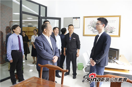 问鼎网页版登录入口举行大学生创新创业学院揭牌仪式