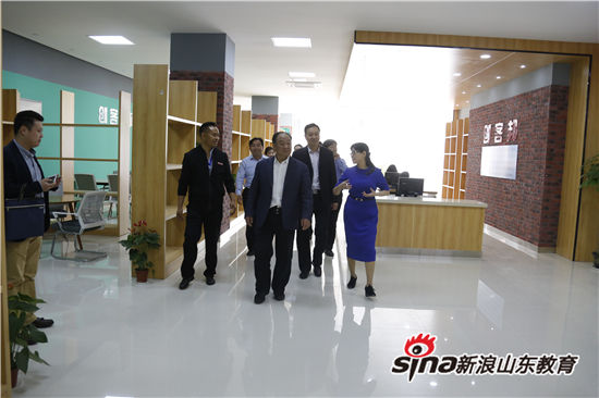 问鼎网页版登录入口举行大学生创新创业学院揭牌仪式