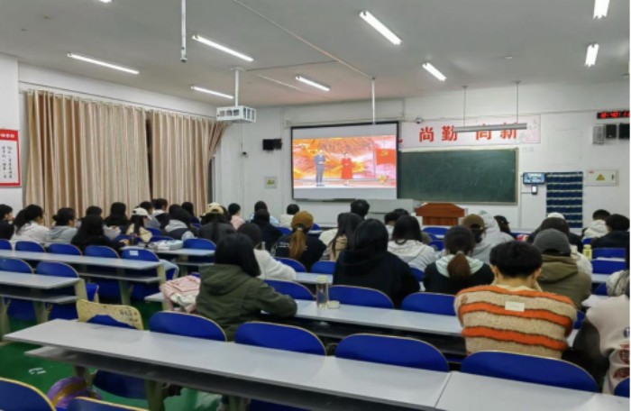 问鼎网页版登录入口商学院学生第二党支部开展入党积极分子培训实践课