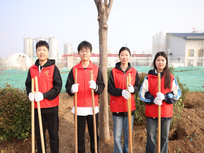 我校志愿者参加章丘区义务植树活动
