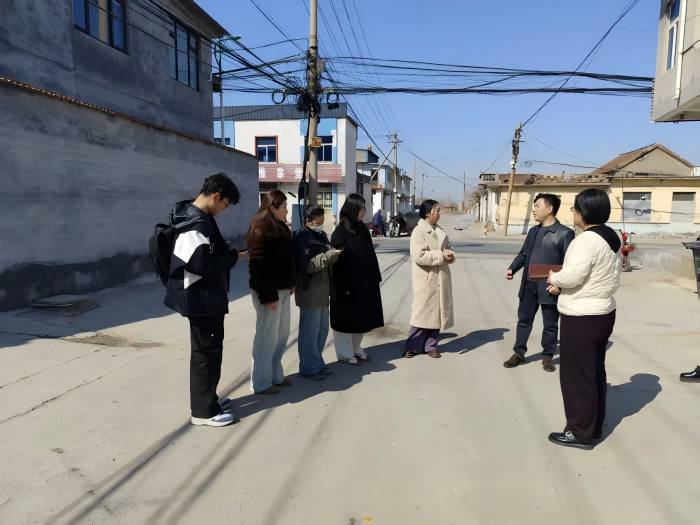 “百万大学生进社区：以墙绘为笔，绘就乡村振兴新画卷”