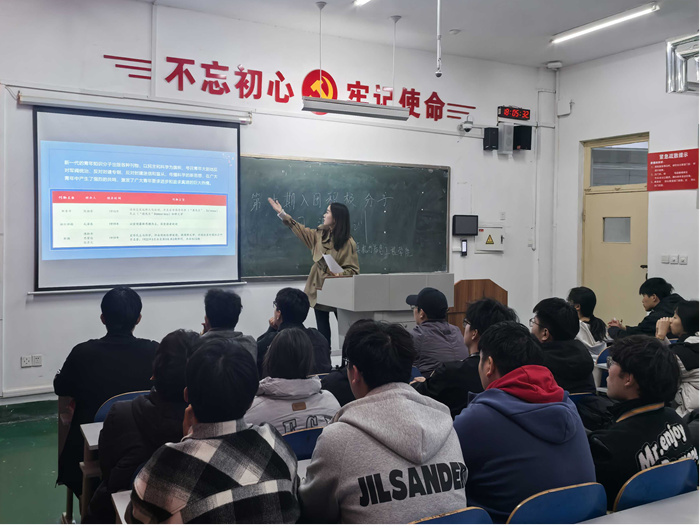 扣好入团“第一粒纽扣” 校团委开展入团积极分子团课培训