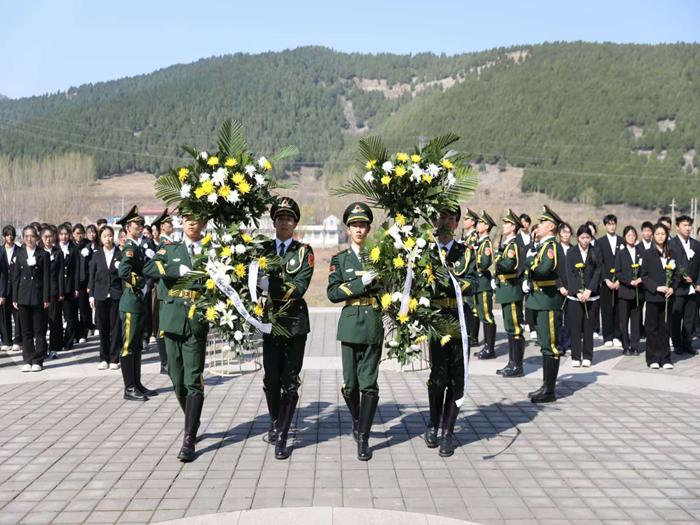 校团委组织清明祭扫活动