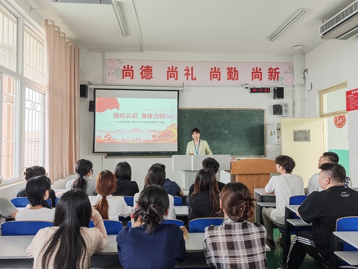 图一 支部书记讲党课.jpg